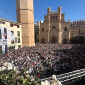 Aficionados del CD Castellón se reúnen en la plaza mayor para seguir a su equipo