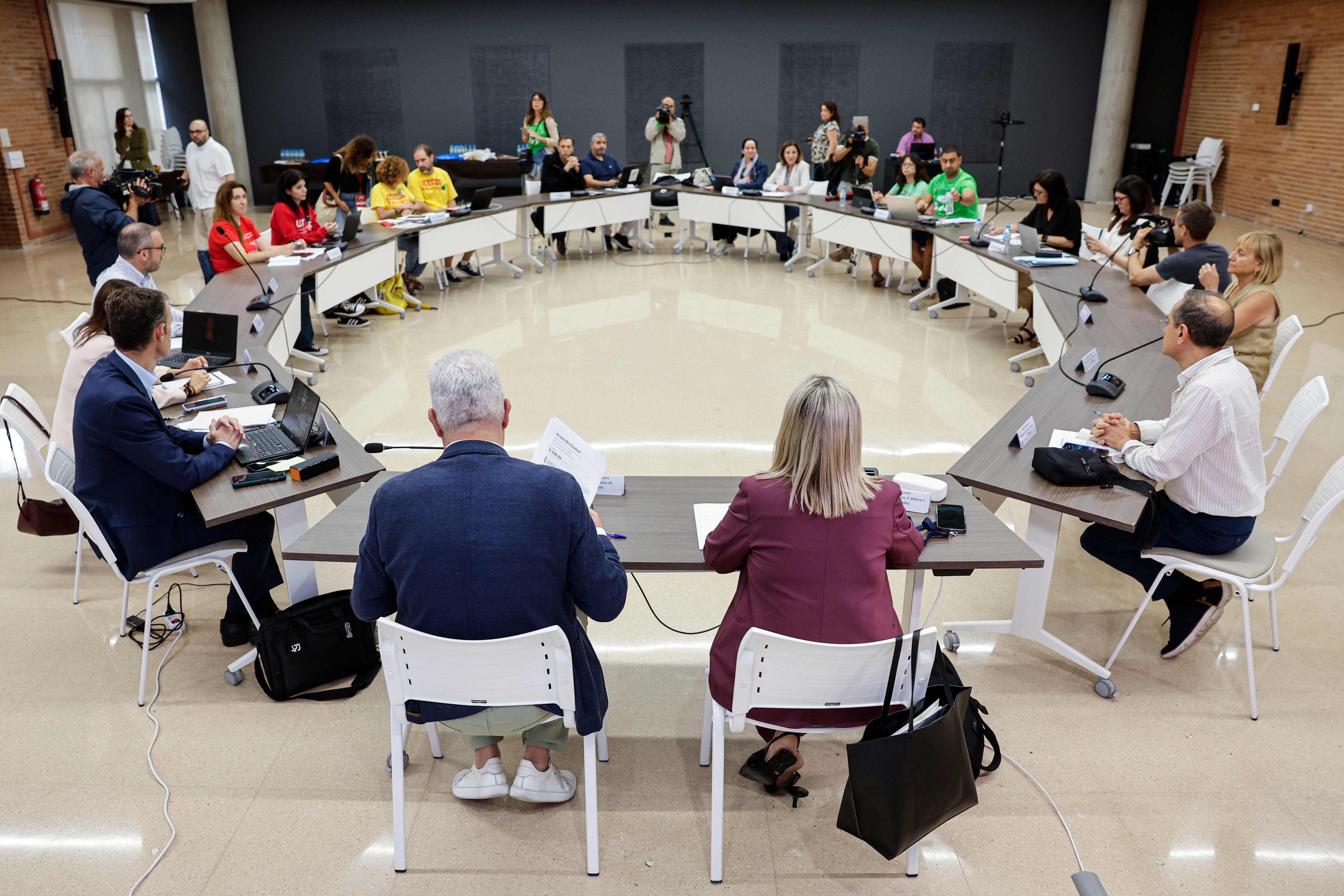 Educación entrega a los sindicatos docentes un documento con propuestas por 3.338 millones Educación entrega a los sindicatos docentes un documento con propuestas por 3.338 millones
