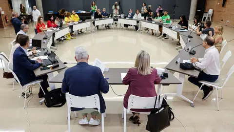 La reunión de la mesa sectorial entre la Conselleria de Educación y los sindicatos de docentes ha comenzado este viernes con 45 minutos de retraso, a las 14:45 horas, tras cuatro días sin reuniones presencialeS. La reunión de la mesa sectorial entre la Conselleria de Educación y los sindicatos de docentes ha comenzado este viernes con 45 minutos de retraso, a las 14:45 horas, tras cuatro días sin reuniones presencialeS.