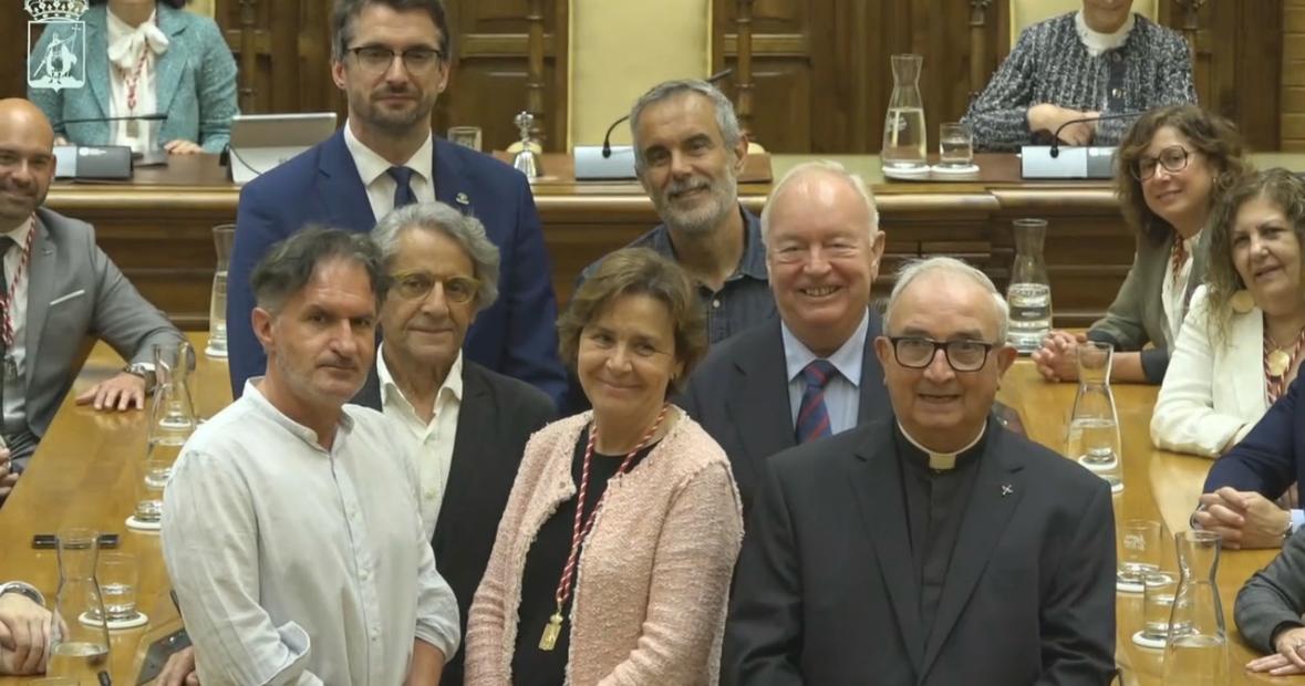 Honores y distinciones Honores y distinciones