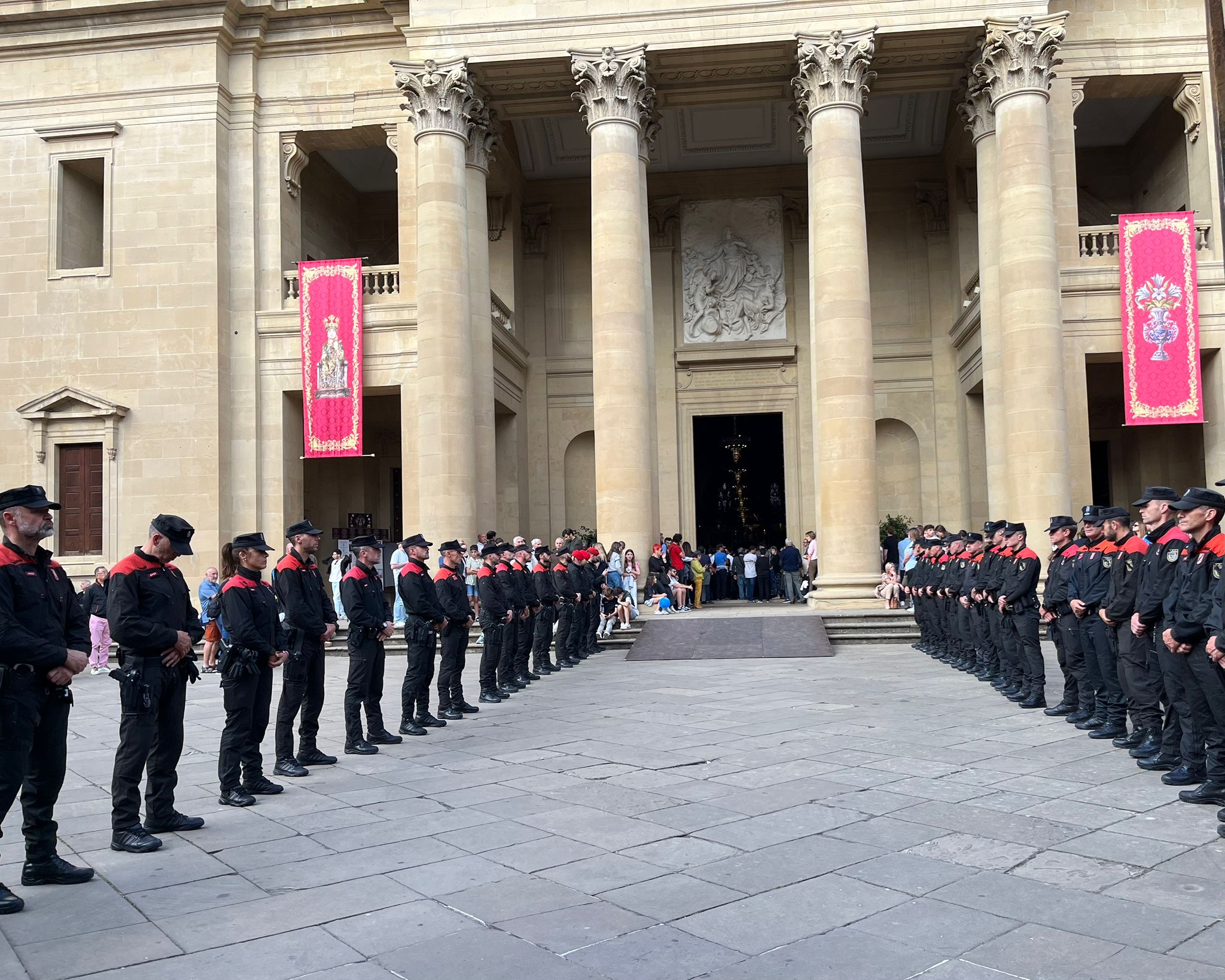 Multitudinaria despedida en la Catedral de Pamplona a los cinco policías forales fallecidos Multitudinaria despedida en la Catedral de Pamplona a los cinco policías forales fallecidos