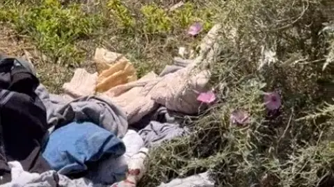 Ropa tirada en el Huerto de la Veleta de Elche. Ropa tirada en el Huerto de la Veleta de Elche.