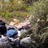 Ropa tirada en el Huerto de la Veleta de Elche.