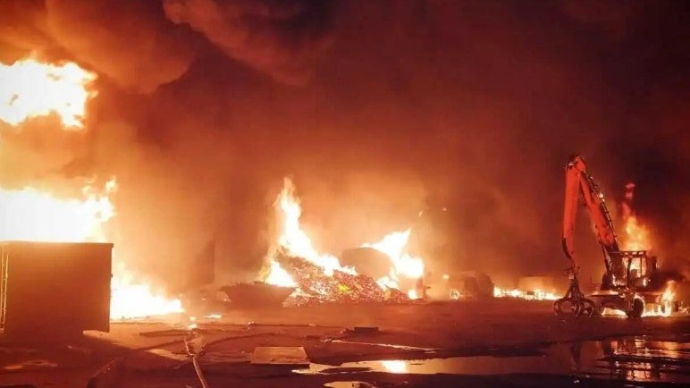 Los bomberos terminan de extinguir el incendio en una empresa de Marchamalo Los bomberos terminan de extinguir el incendio en una empresa de Marchamalo