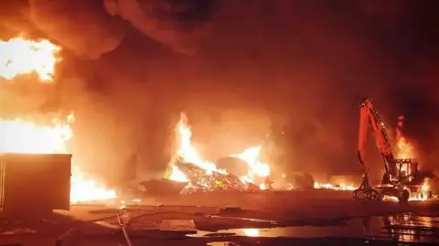 Los bomberos terminan de extinguir el incendio en una empresa de Marchamalo Los bomberos terminan de extinguir el incendio en una empresa de Marchamalo