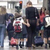 Padres recogiendo a alumnos a la salida de un colegio