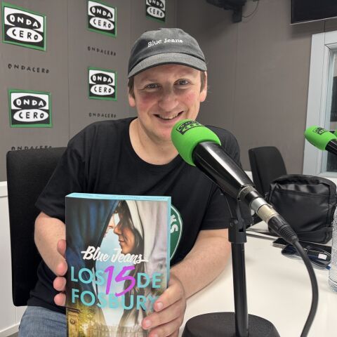 El escritor Francisco de Paula Fernández, Blue Jeans, con su novela "Los 15 de Fosbury"