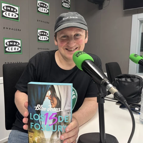 El escritor Francisco de Paula Fernández, Blue Jeans, con su novela "Los 15 de Fosbury"