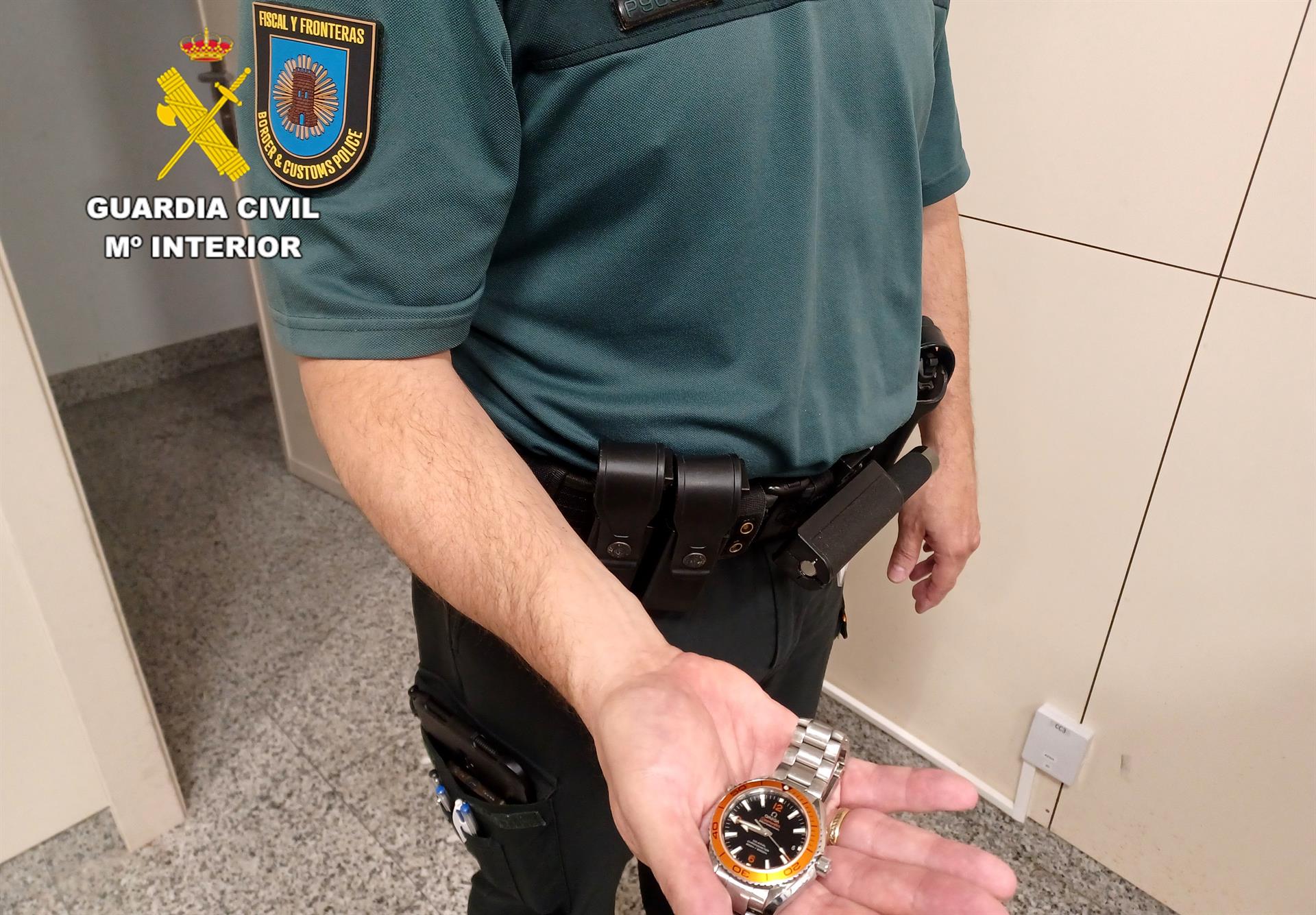 Interceptada en el aeropuerto de Santander una mujer con un reloj robado a un turista Interceptada en el aeropuerto de Santander una mujer con un reloj robado a un turista