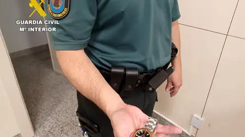 Interceptada en el aeropuerto de Santander una mujer con un reloj robado a un turista Interceptada en el aeropuerto de Santander una mujer con un reloj robado a un turista