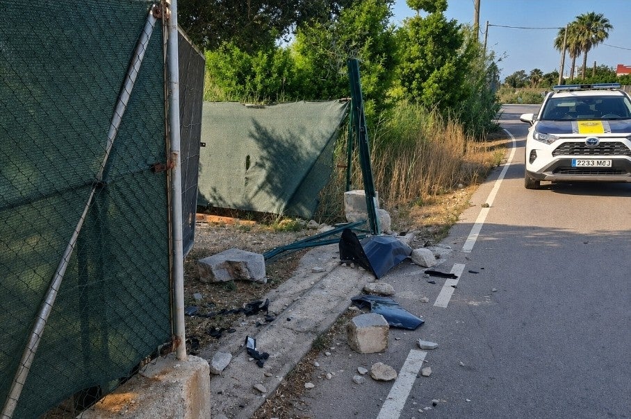 Localizado el autor de los daños en una parcela privada tras abandonar el lugar del accidente Localizado el autor de los daños en una parcela privada tras abandonar el lugar del accidente