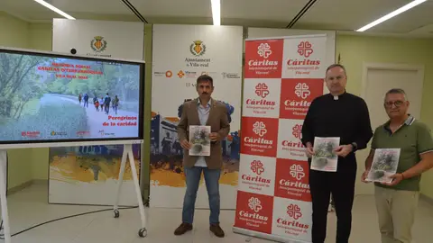 El concejal de Servicios Sociales, Toni Marín, el consiliario de Cáritas Interparroquial, mosén Javier Aparici y el presidente de la entidad, Enrique Cortés. El concejal de Servicios Sociales, Toni Marín, el consiliario de Cáritas Interparroquial, mosén Javier Aparici y el presidente de la entidad, Enrique Cortés.