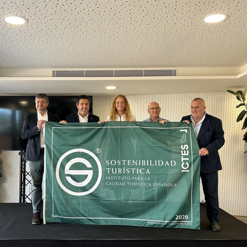 Corinna Graf, CEO de Puerto Portals, ha recogido las distinciones durante la ceremonia oficial de entrega de estos reconocimientos en Baleares.