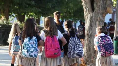 Varias niñas a la entrada del colegio de la Alameda de Osuna, en Madrid Varias niñas a la entrada del colegio de la Alameda de Osuna, en Madrid