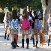 Varias niñas a la entrada del colegio de la Alameda de Osuna, en Madrid