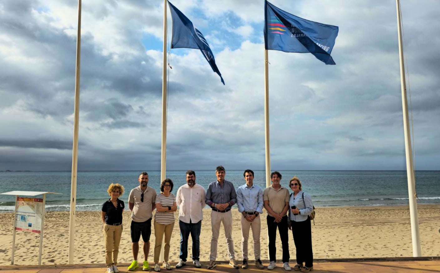 Villajoyosa iza las banderas azules que reconocen la calidad de sus playas y la del Mundial de Kayak de Mar Villajoyosa iza las banderas azules que reconocen la calidad de sus playas y la del Mundial de Kayak de Mar