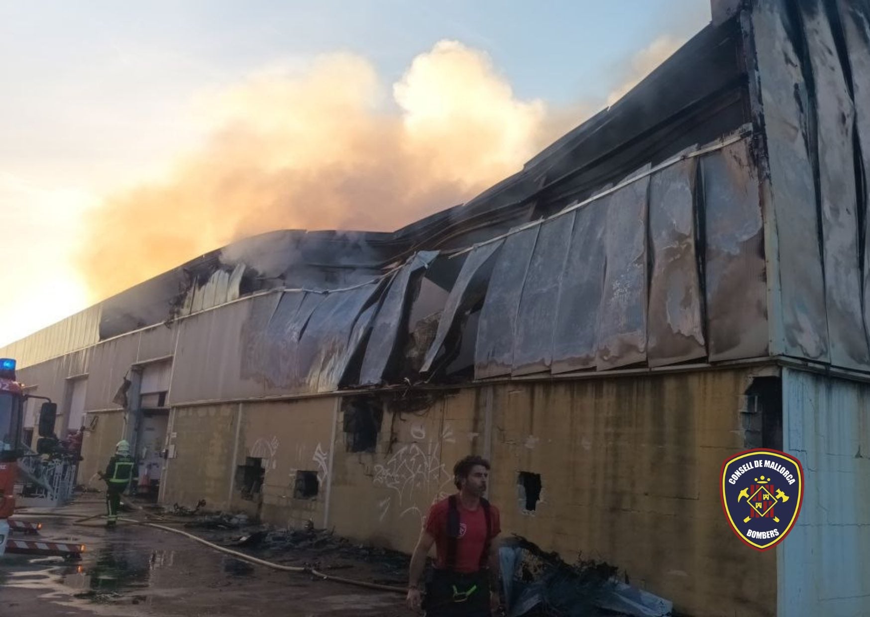 Bomberos refrescan la zona del incendio de Binissalem y retiran partes de la fachada a punto de caer Bomberos refrescan la zona del incendio de Binissalem y retiran partes de la fachada a punto de caer