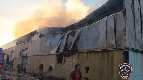 Bomberos refrescan la zona del incendio de Binissalem y retiran partes de la fachada a punto de caer. Bomberos refrescan la zona del incendio de Binissalem y retiran partes de la fachada a punto de caer.