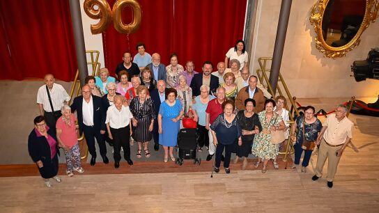 Elche ha rendido homenaje a 26 mayores de 90 años en una gala en el Gran Teatro.