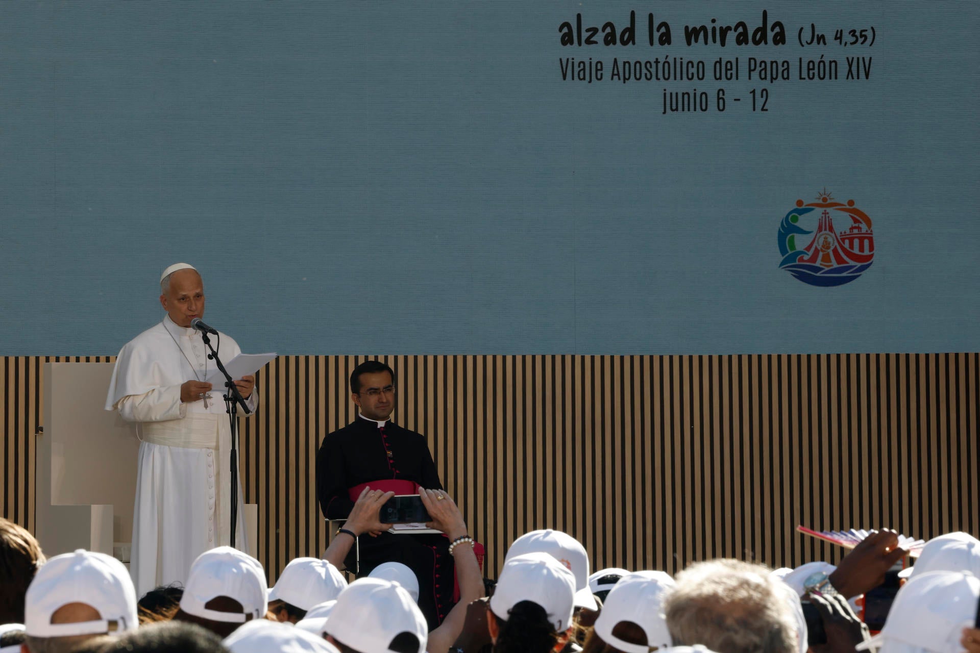 Papa León XIV junto a Khadry. Papa León XIV junto a Khadry.