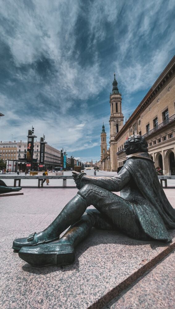 Una de las esculturas del monumento a Goya, Zaragoza