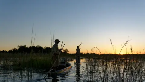 En mokoro por el Delta del Okavango En mokoro por el Delta del Okavango