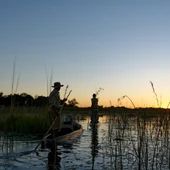 En mokoro por el Delta del Okavango En mokoro por el Delta del Okavango