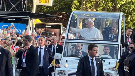 El Papa durante su segundo recorrido en papamóvil El Papa durante su segundo recorrido en papamóvil