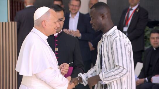 Papa Le&oacute;n XIV junto a Khadry. 