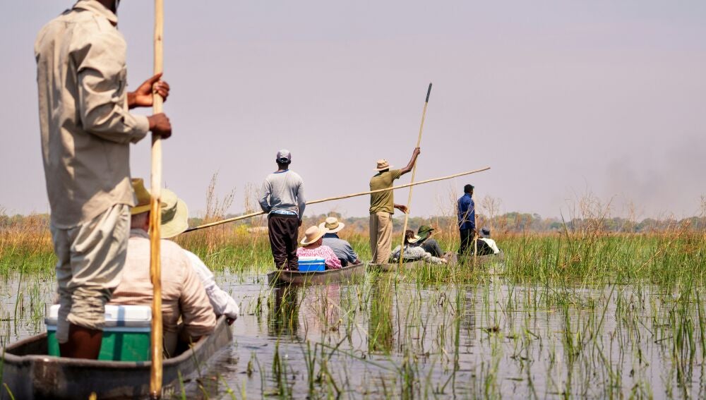 En mokoro por el Delta del Okavango