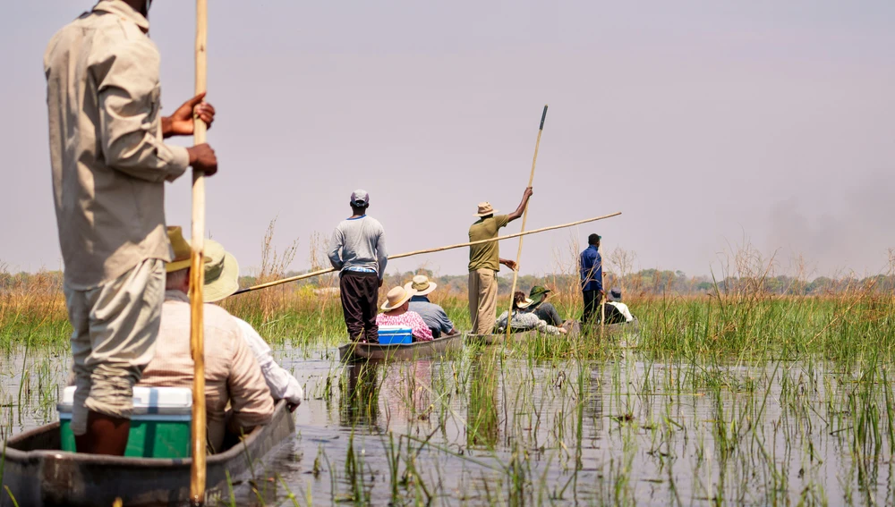 En mokoro por el Delta del Okavango En mokoro por el Delta del Okavango