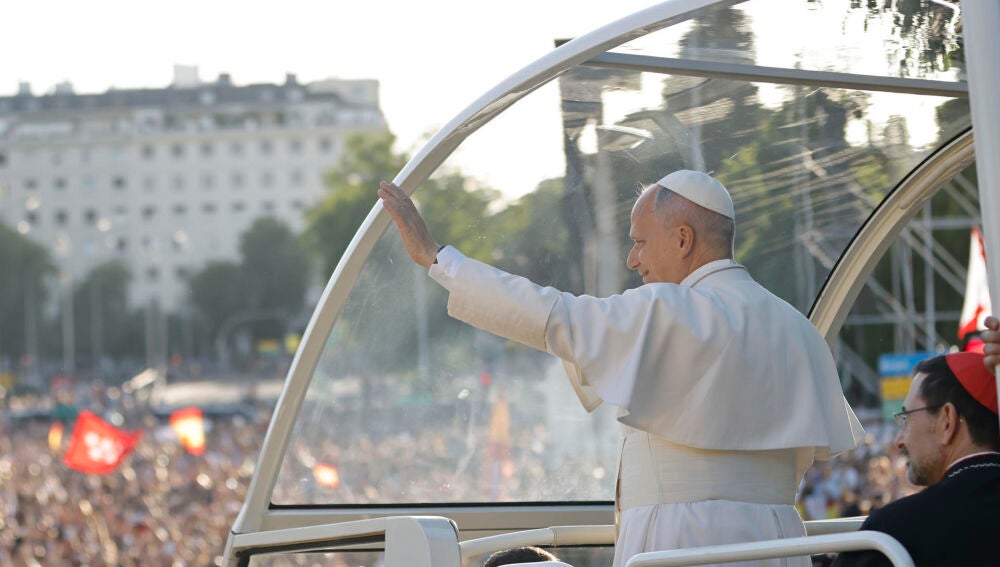 El papa León XIV en el papamóvil camino a Plaza de Lima 