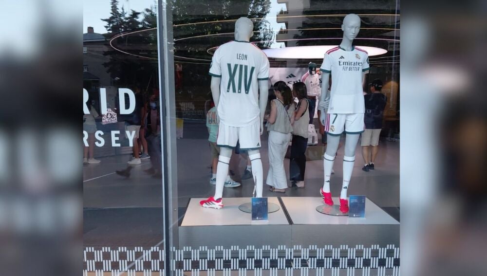 Escaparate de la tienda oficial del Real Madrid por la visita del Papa a España. 