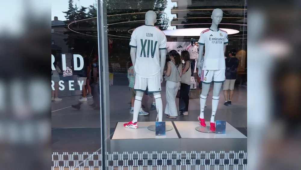 Escaparate de la tienda oficial del Real Madrid por la visita del Papa a España. Escaparate de la tienda oficial del Real Madrid por la visita del Papa a España.