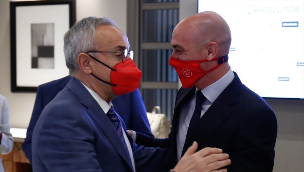 El presidente del COE, Alejandro Blanco, en un acto con el expresidente de la RFEF, Luis Rubiales.