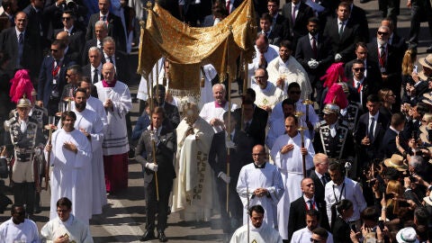 El Papa durante la procesión del Corpus El Papa durante la procesión del Corpus