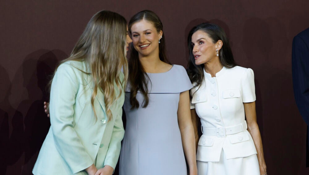 La reina Letizia (d) conversa con la princesa Leonor (c) y la infanta Sofía (i)