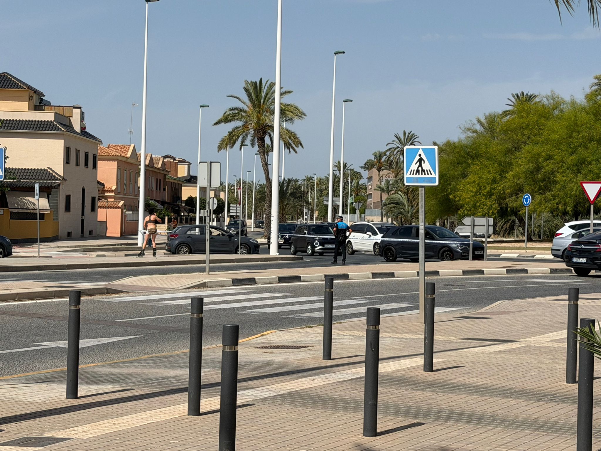 La Policía Nacional despliega por sorpresa un numeroso dispositivo de inspección en el mercadillo del estadio de fútbol de Elche La Policía Nacional despliega por sorpresa un numeroso dispositivo de inspección en el mercadillo del estadio de fútbol de Elche