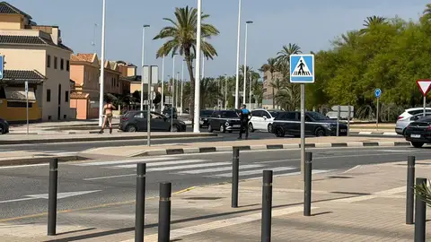 Uno de los accesos cortados al campo de fútbol de Elche durante el operativo de la Policía Nacional. Uno de los accesos cortados al campo de fútbol de Elche durante el operativo de la Policía Nacional.