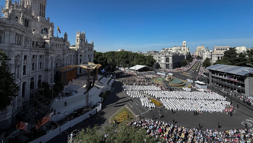 Vista aérea de la plaza de Cibeles durante la misa Vista aérea de la plaza de Cibeles durante la misa
