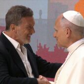 Antonio Banderas junto a León XIV