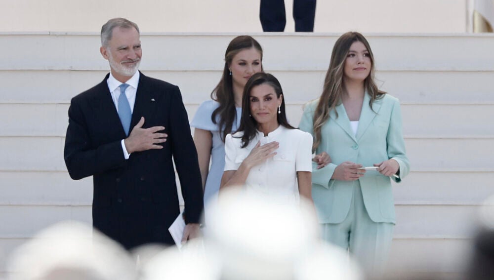 La Familia Real baja de las escaleras de Cibeles después de la misa para irse al Palacio de la Zarzuela