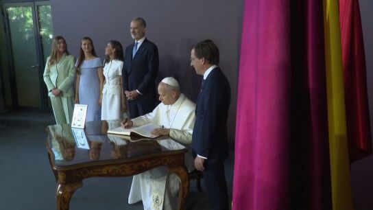 El papa firma en el Libro de Honor del Ayuntamiento de Madrid