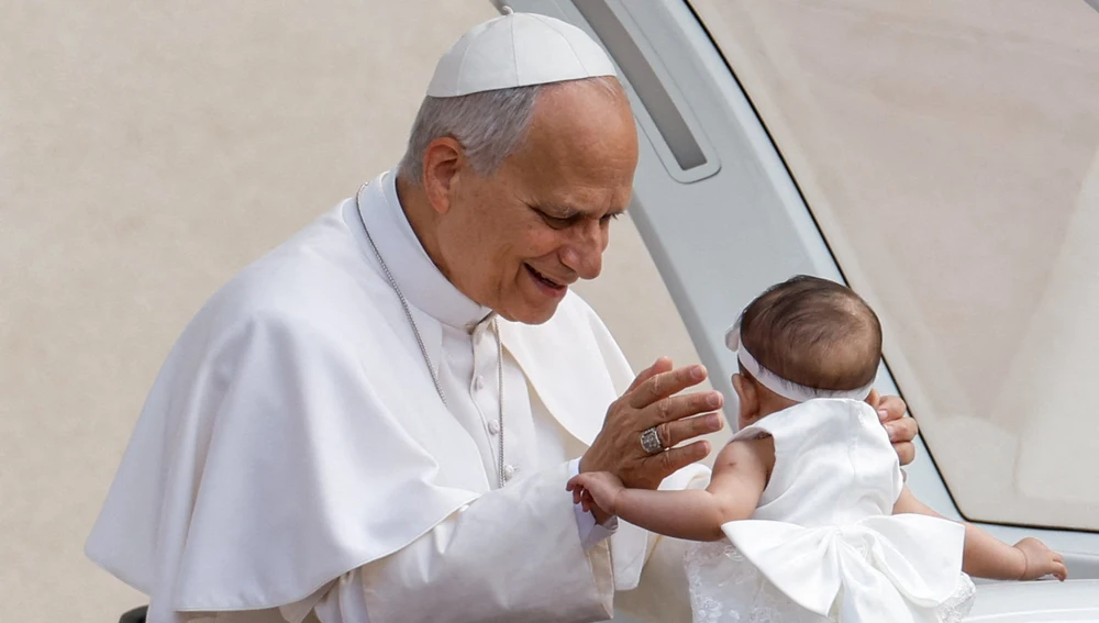 El papa León XIV con un niño en brazos El papa León XIV con un niño en brazos