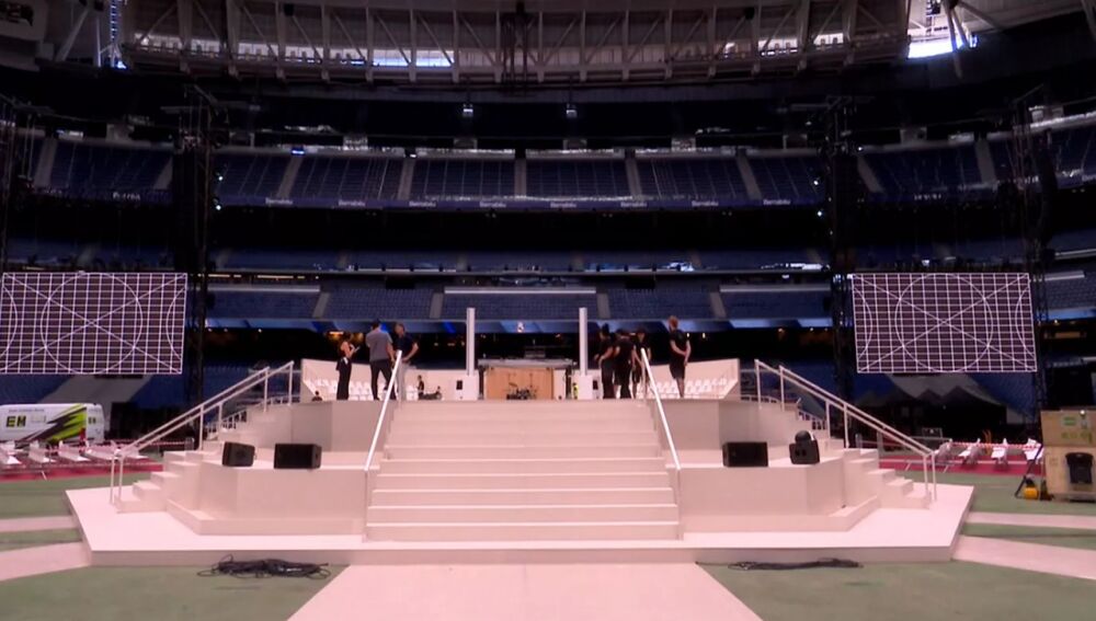 El escenario en el centro del Bernabéu desde el que hablará el Papa