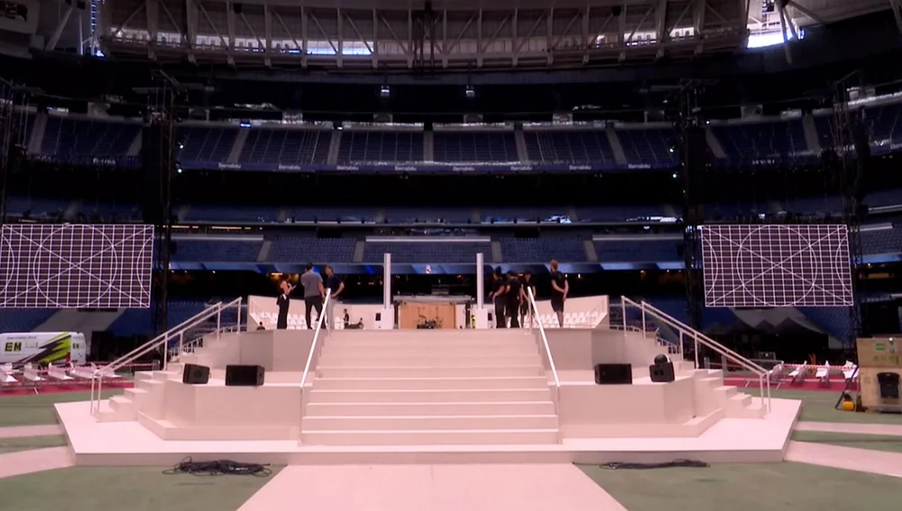 El escenario en el centro del Bernabéu desde el que hablará el Papa El escenario en el centro del Bernabéu desde el que hablará el Papa