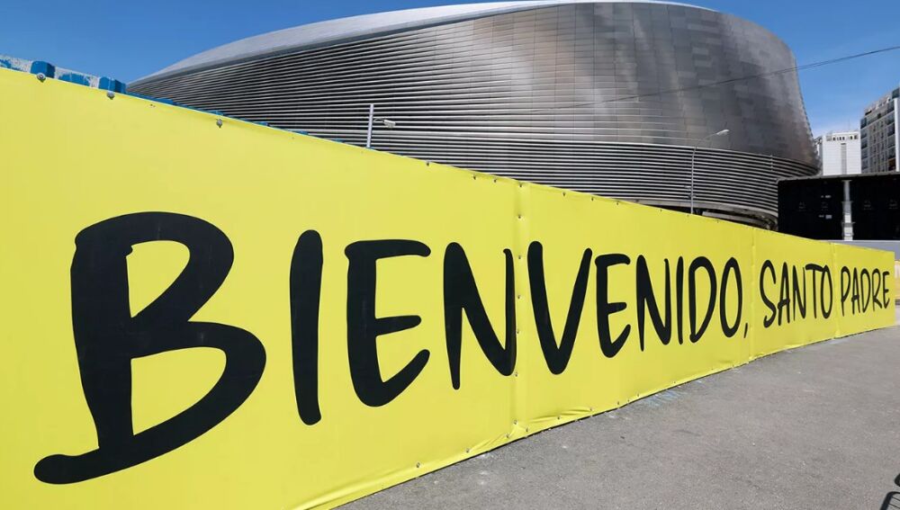La lona en el exterior del Bernabéu para dar la bienvenida al Papa