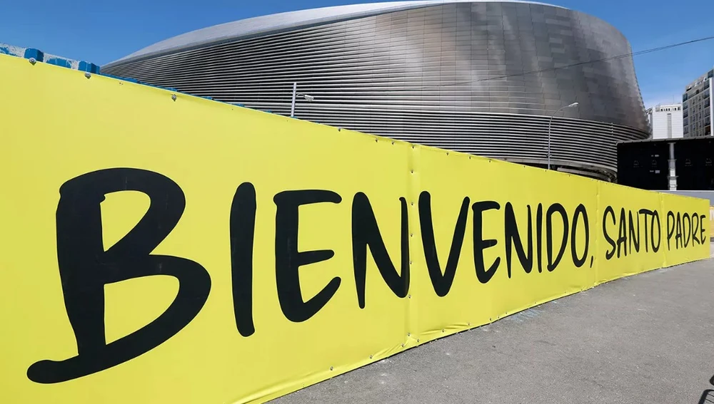La lona en el exterior del Bernabéu para dar la bienvenida al Papa La lona en el exterior del Bernabéu para dar la bienvenida al Papa