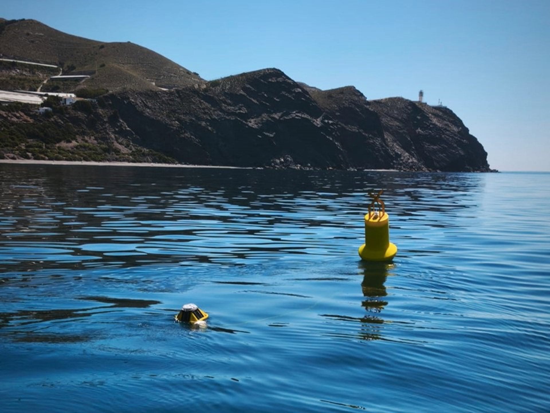 El Puerto de Motril y la UGR instalan una boya oceanográfica pionera para estudiar el cambio climático en el mar de Alborán El Puerto de Motril y la UGR instalan una boya oceanográfica pionera para estudiar el cambio climático en el mar de Alborán