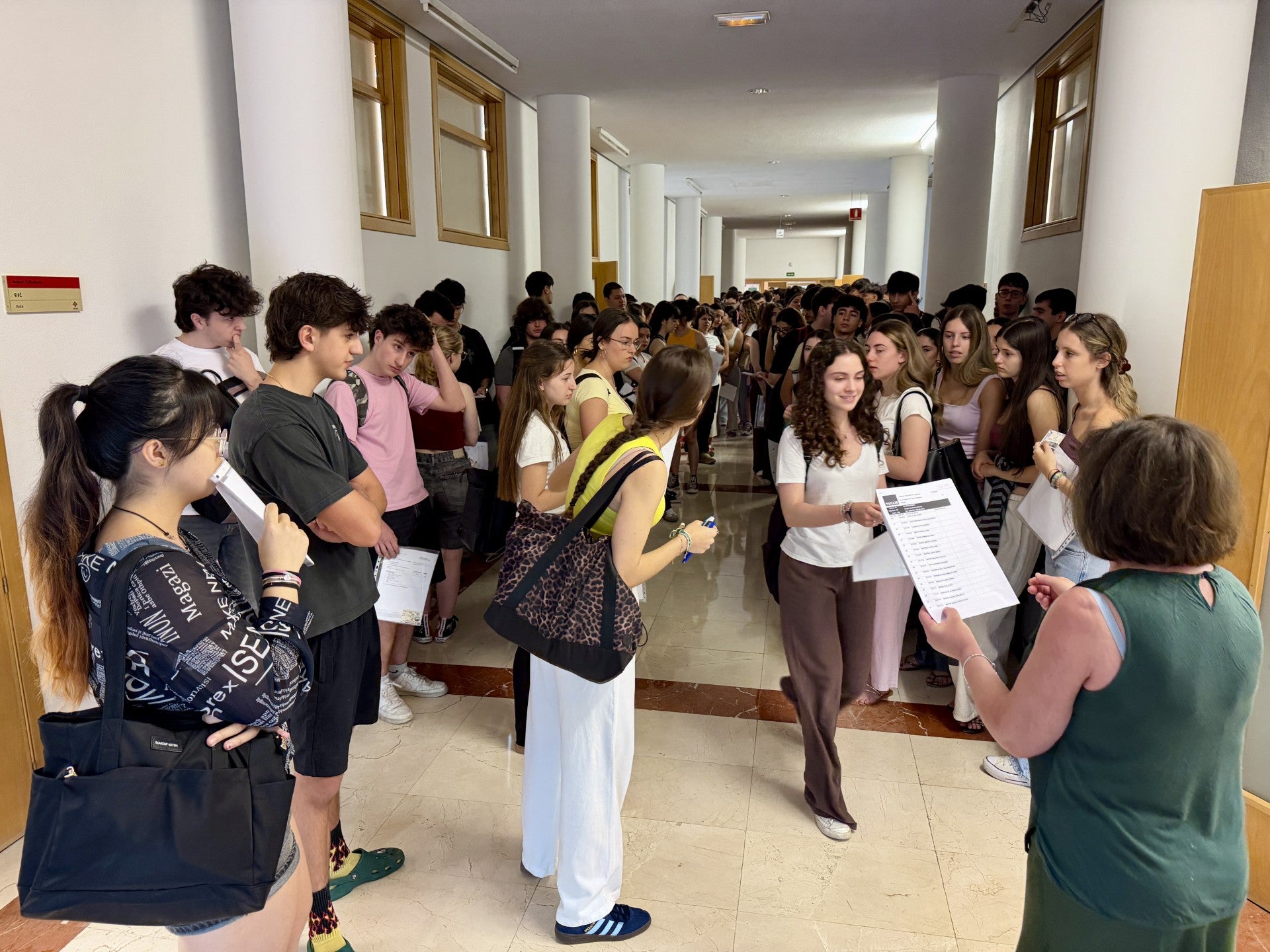 La PAU arranca en la Universidad de Castilla-La Mancha con nervios, “normalidad” y “sin incidencias reseñables” La PAU arranca en la Universidad de Castilla-La Mancha con nervios, “normalidad” y “sin incidencias reseñables”